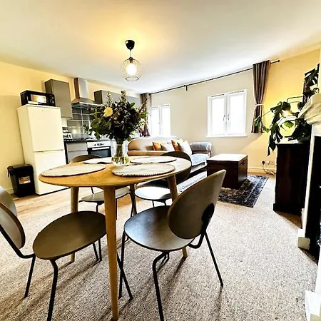 Airy Two-bed Daire *