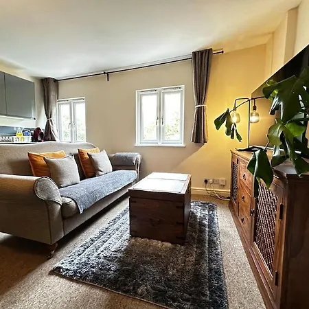 Airy Two-bed Lejlighed *