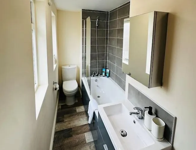 Airy Two-bed Lägenhet