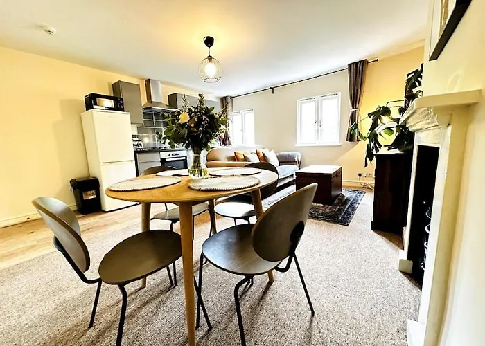 Airy Two-bed Lejlighed *