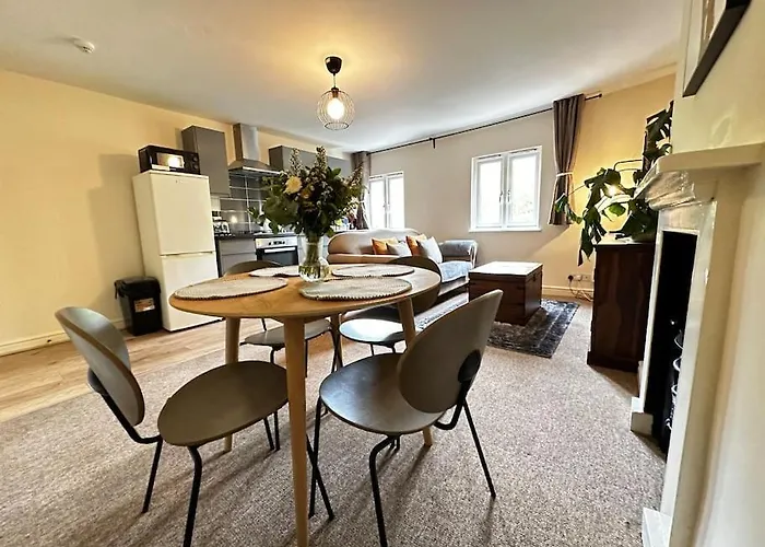 Airy Two-bed Apartment Bristol