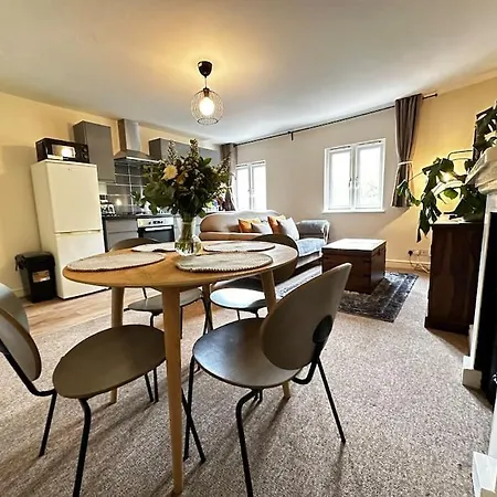 Airy Two-bed Apartment Bristol